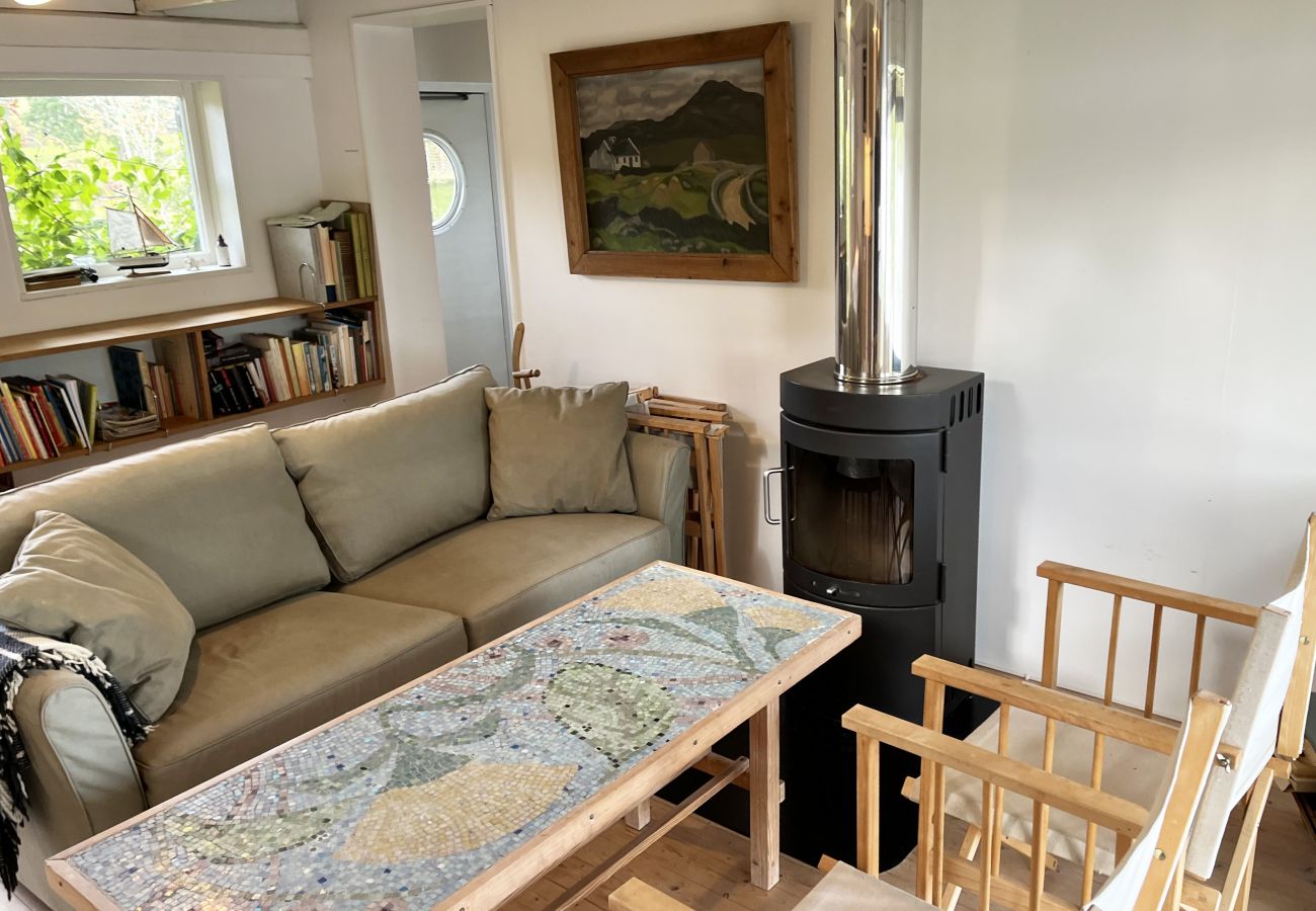 Stuga i Odensvi - Mysig stuga med egen badklippa belägen vid Odensvi | SE05051
