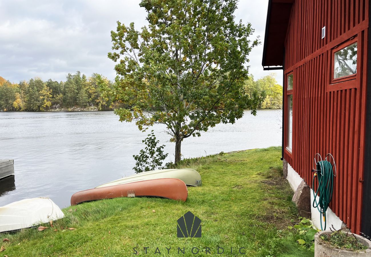 Stuga i Odensvi - Mysig stuga med egen badklippa belägen vid Odensvi | SE05051