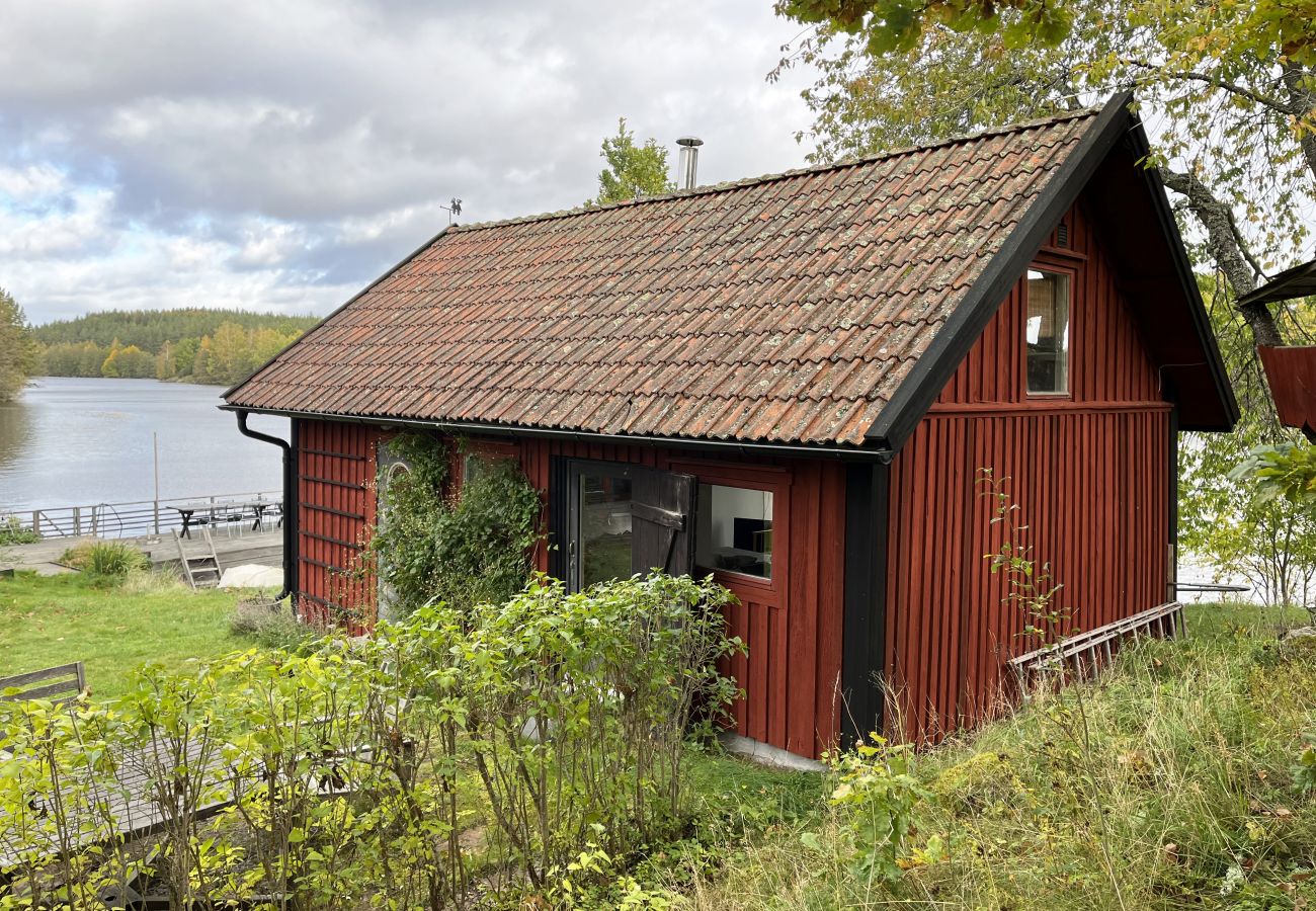 Stuga i Odensvi - Mysig stuga med egen badklippa belägen vid Odensvi | SE05051