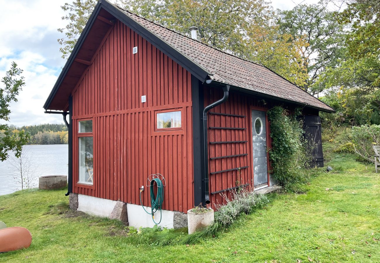 Stuga i Odensvi - Mysig stuga med egen badklippa belägen vid Odensvi | SE05051