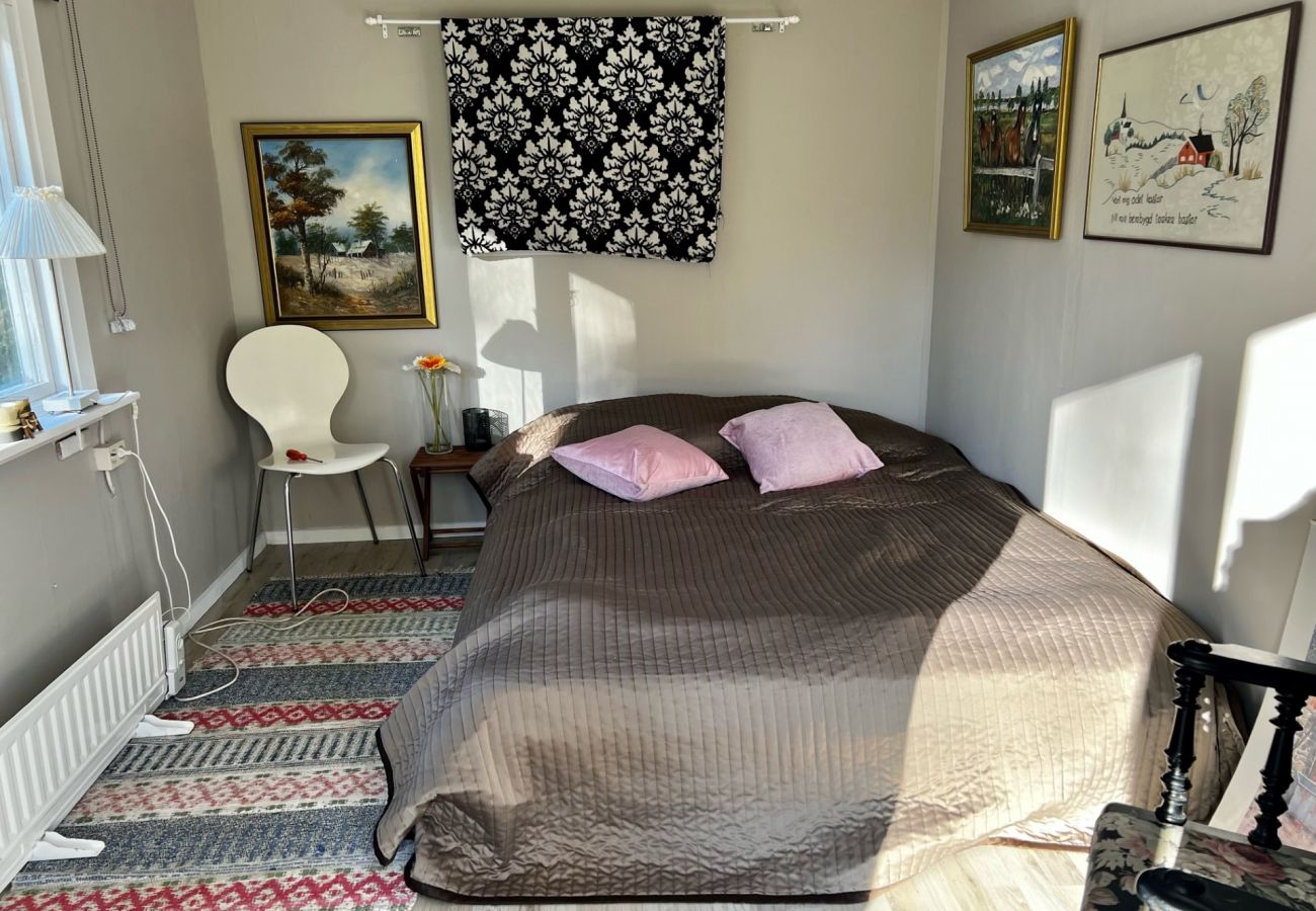Stuga i Vingåker - Trevlig röd stuga nära sjön Hjälmaren och Vingåker | SE11019