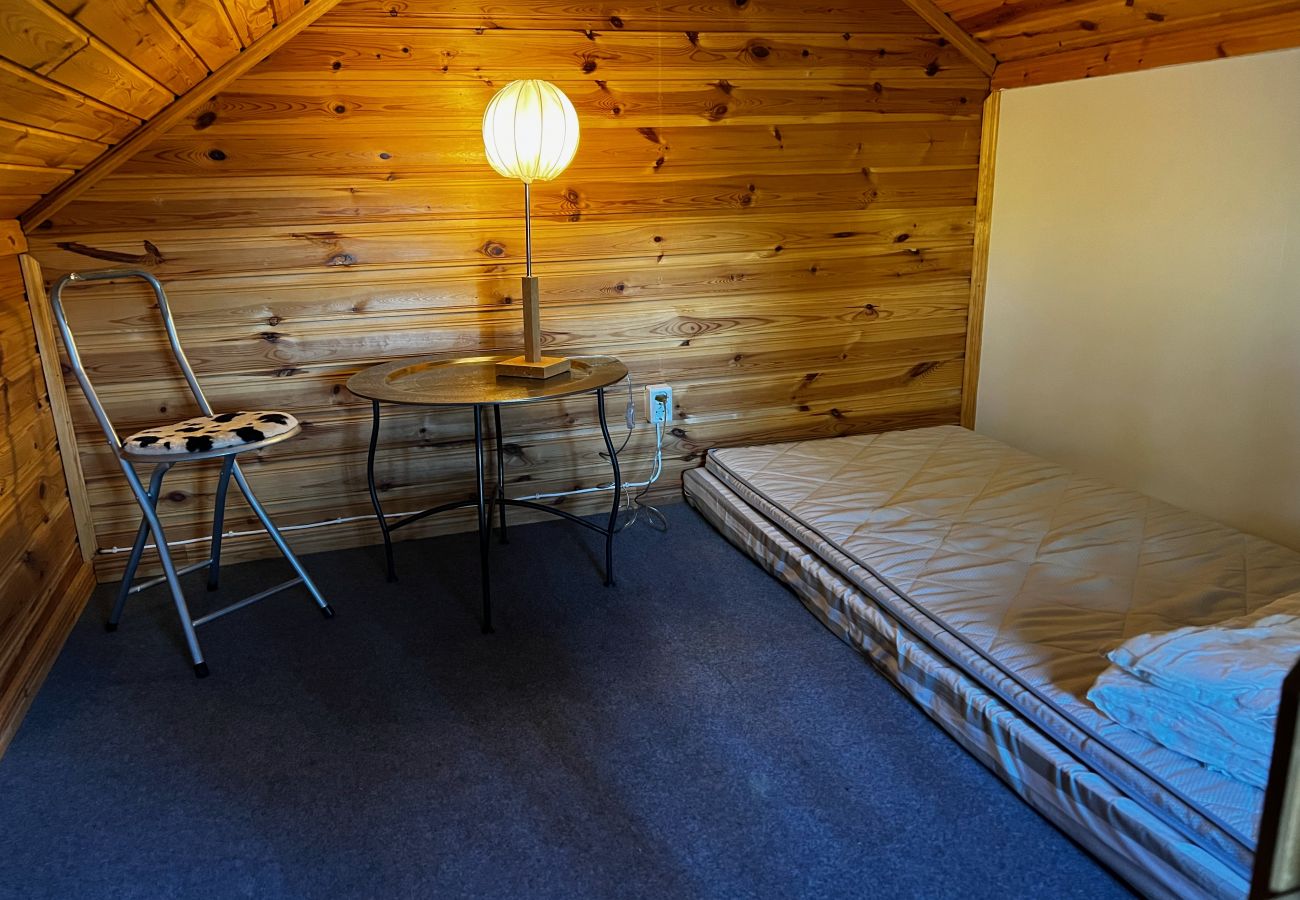 Stuga i Vingåker - Trevlig röd stuga nära sjön Hjälmaren och Vingåker | SE11019