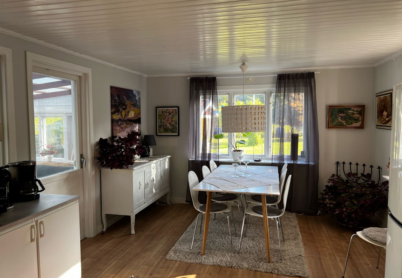 Stuga i Vingåker - Trevlig röd stuga nära sjön Hjälmaren och Vingåker | SE11019