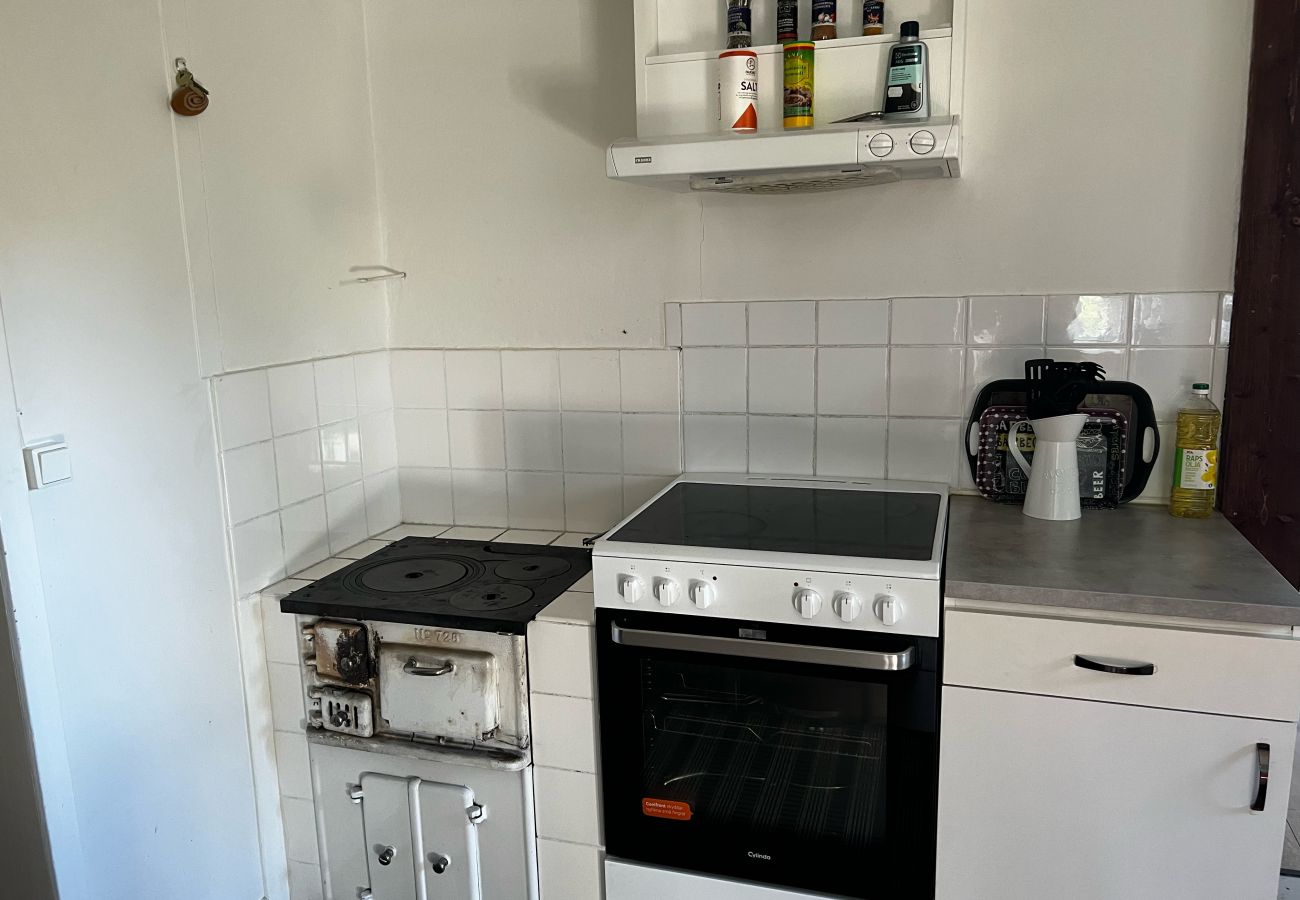 Stuga i Vingåker - Trevlig röd stuga nära sjön Hjälmaren och Vingåker | SE11019