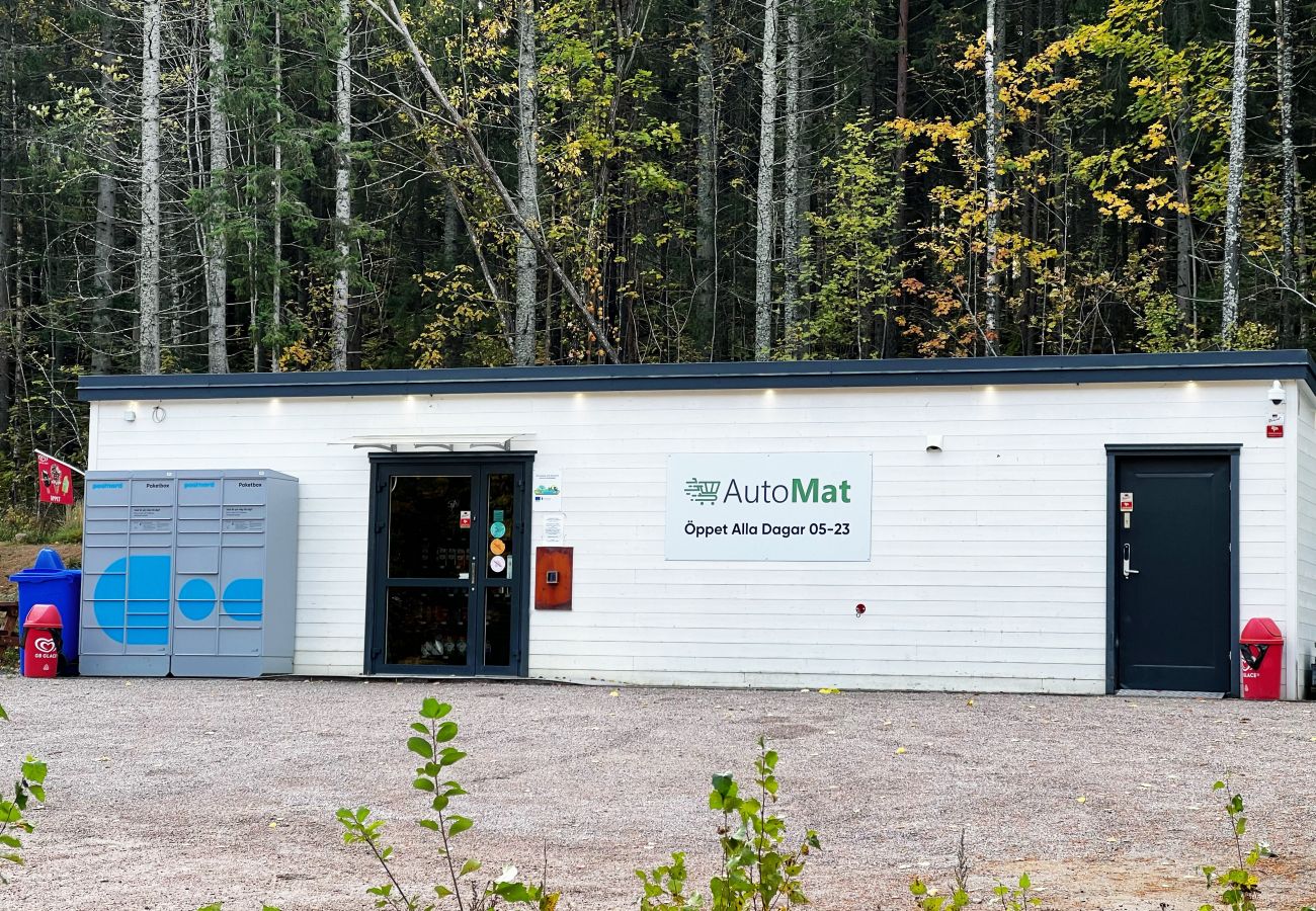 Stuga i Vingåker - Trevlig röd stuga nära sjön Hjälmaren och Vingåker | SE11019