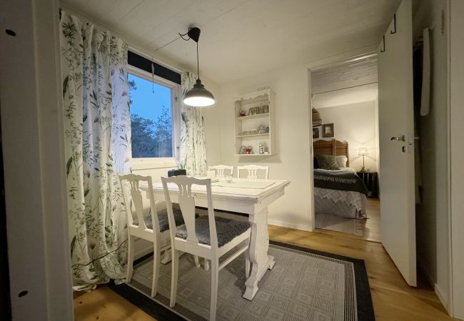Stuga i Visby - Mysig lillstuga mitt på Gotland nära Visby | SE12024 Stuga i Visby - Mysig lillstuga mitt på Gotland nära Visby | SE12024