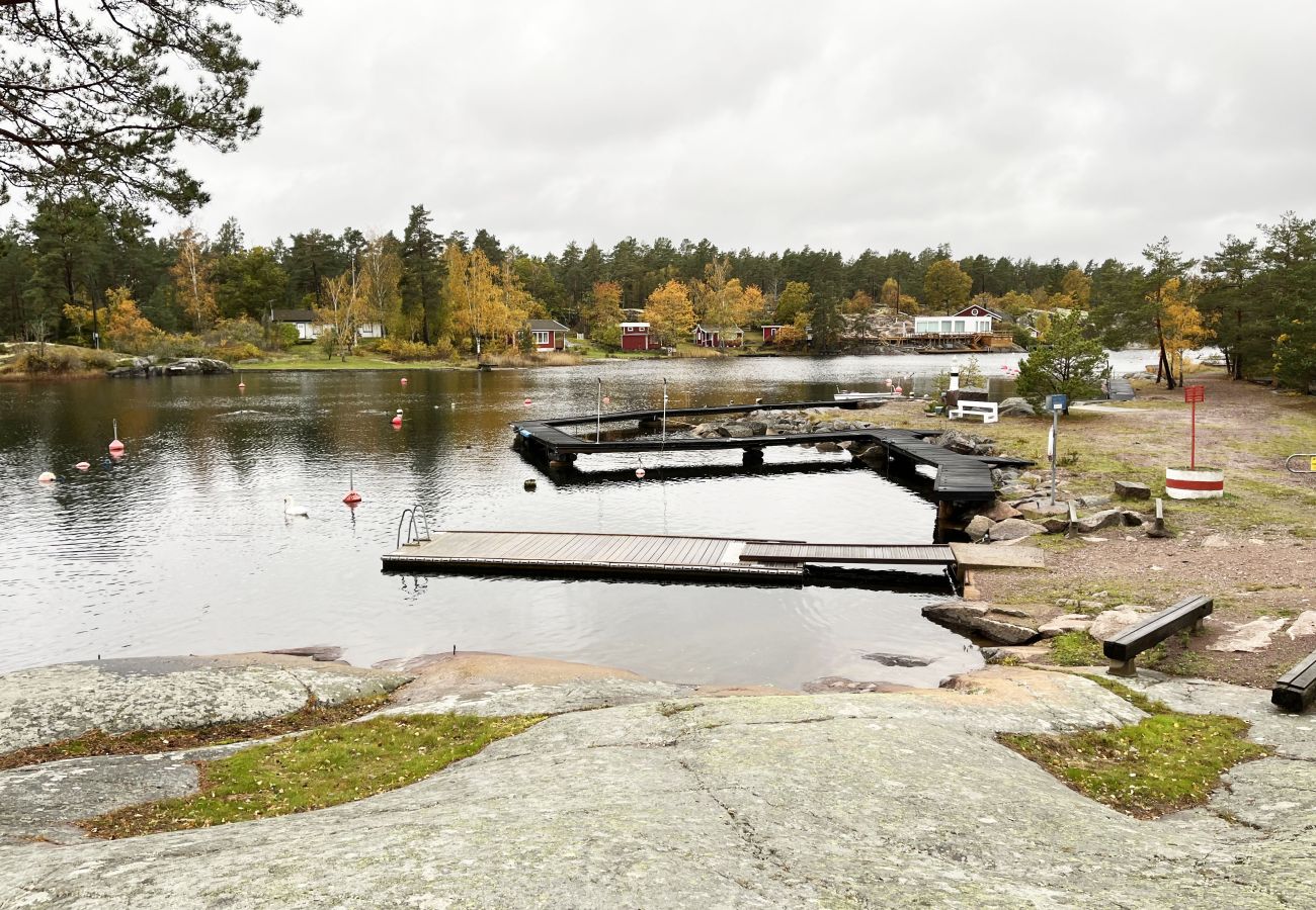 Stuga i Oskarshamn - Trivsam stuga belägen 300 meter från en havsvik I SE05052