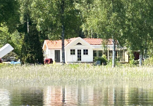  i Tånnö - Renoverad fin stuga belägen utanför Värnamo och bara 30 meter från sjön Flåren | SE07055