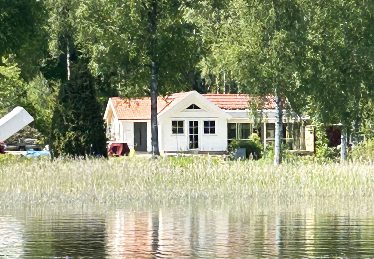 Stuga i Tånnö - Renoverad fin stuga belägen utanför Värnamo och bara 30 meter från sjön Flåren | SE07055