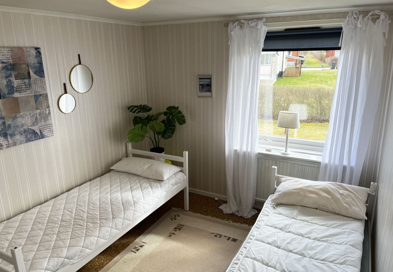 Stuga i Storebro - Stor och rymlig villa belägen i Storebro med närhet till en fin badplats | SE05059