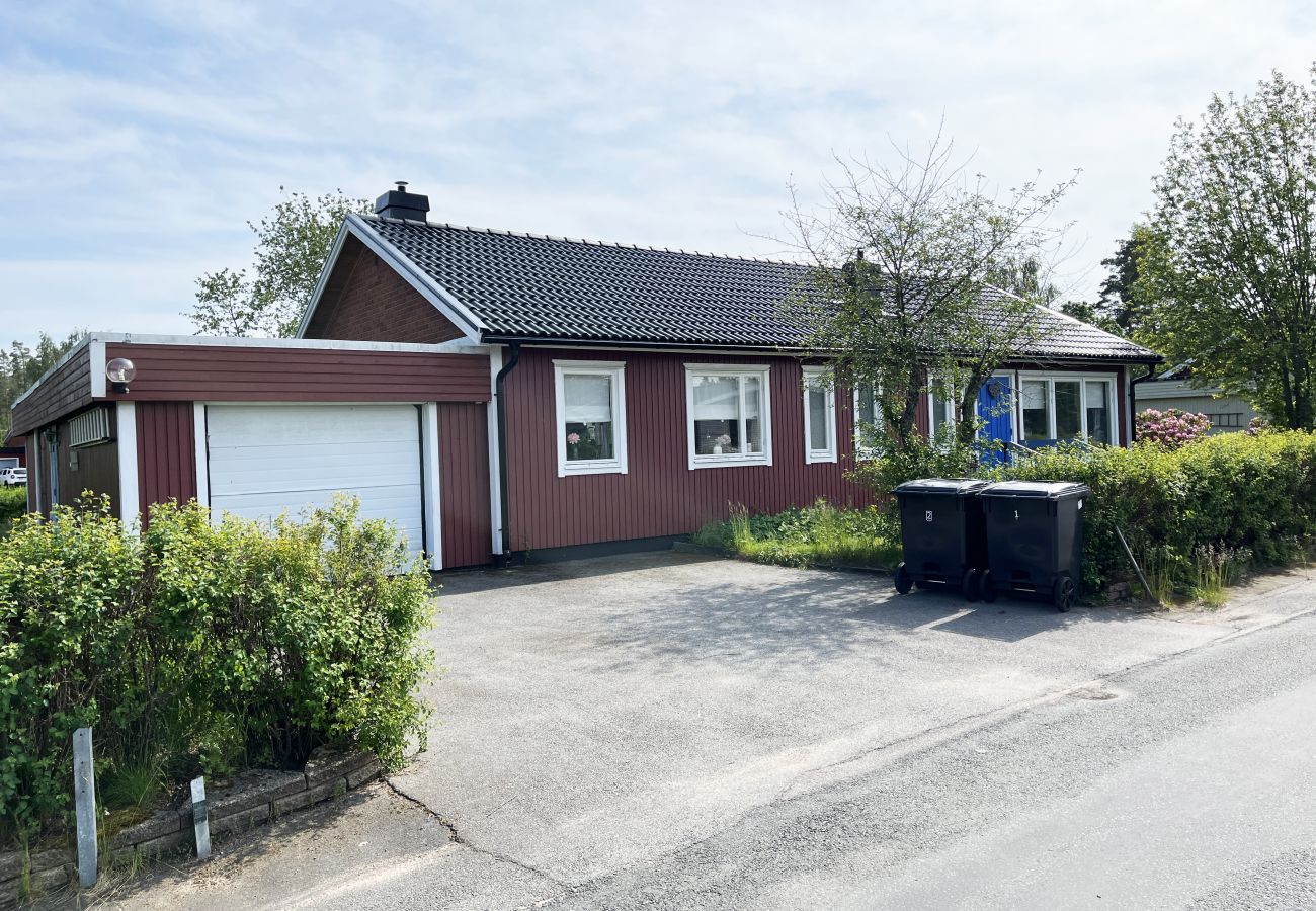 Stuga i Storebro - Stor och rymlig villa belägen i Storebro med närhet till en fin badplats | SE05059