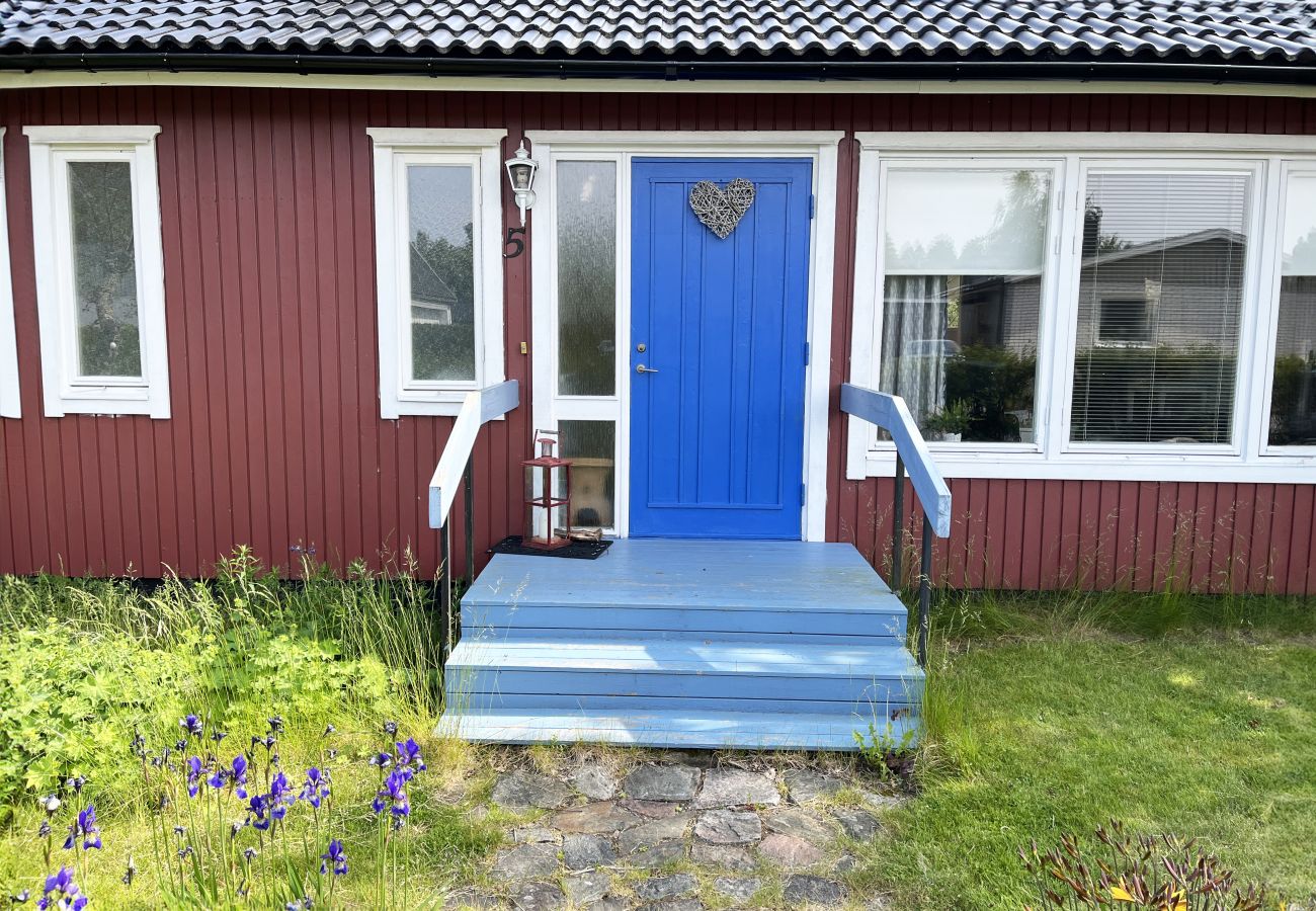 Stuga i Storebro - Stor och rymlig villa belägen i Storebro med närhet till en fin badplats | SE05059
