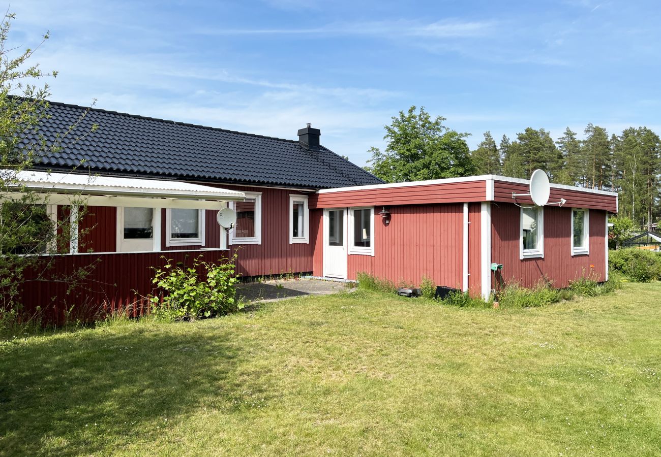 Stuga i Storebro - Stor och rymlig villa belägen i Storebro med närhet till en fin badplats | SE05059