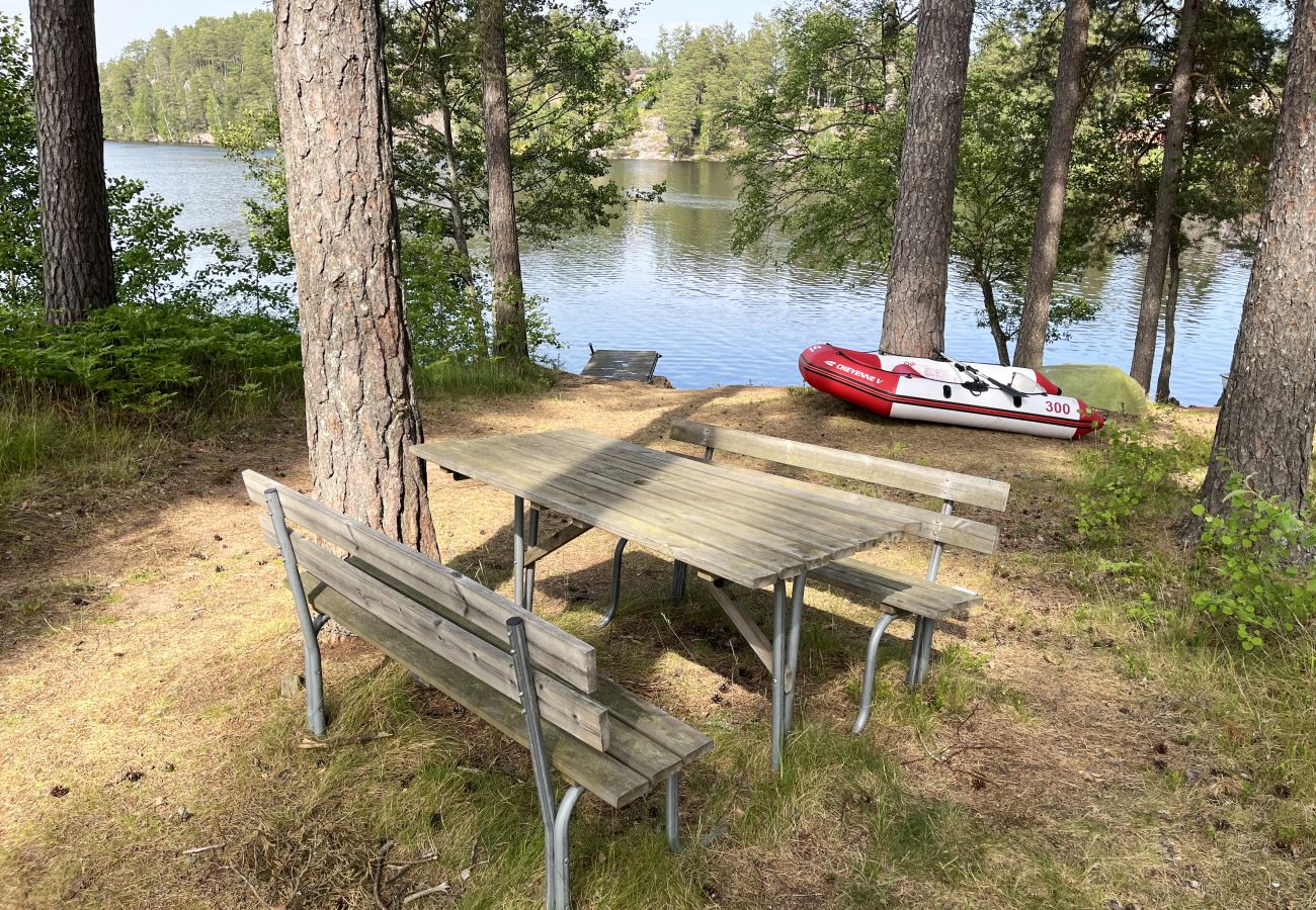 Stuga i Storebro - Stor och rymlig villa belägen i Storebro med närhet till en fin badplats | SE05059