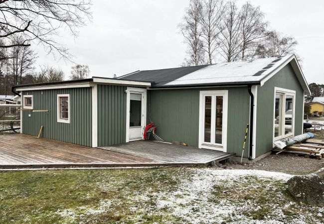 Stuga i Vassmolösa - Helrenoverad stuga belägen i Vita Sand och 200 meter från en havsvik I SE05054