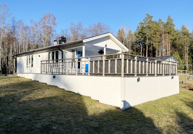  i Björköby - Fin stuga belägen vid sjön Nömmen i Björköby | SE07056