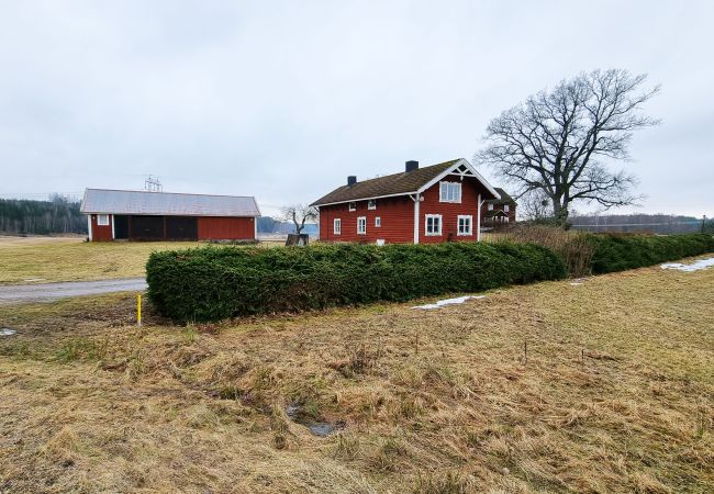Stuga i Nyköping - Stort hus, Baggetorp, med nära bad och fiske i Nyköping | SE14017