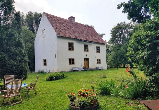 Stuga i Romakloster - Genuint Gotlandhus med stor trädgård i Roma | SE12026