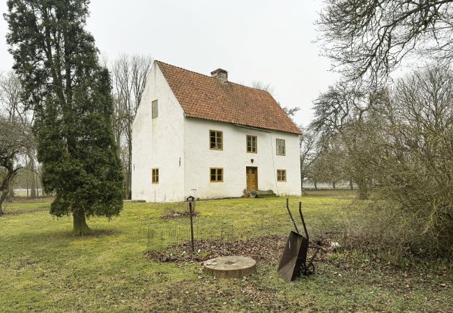 Stuga i Romakloster - Genuint Gotlandhus med stor trädgård i Roma | SE12026 Stuga i Romakloster - Genuint Gotlandhus med stor trädgård i Roma | SE12026