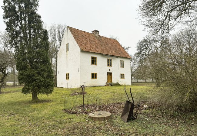 Stuga i Romakloster - Genuint Gotlandhus med stor trädgård i Roma | SE12026