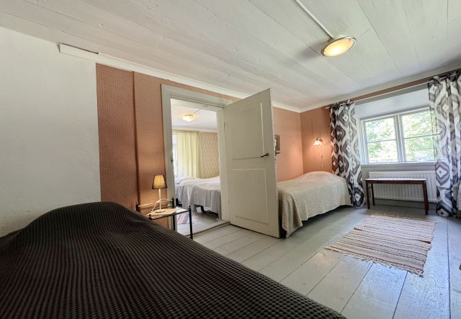 Stuga i Romakloster - Genuint Gotlandhus med stor trädgård i Roma | SE12026 Stuga i Romakloster - Genuint Gotlandhus med stor trädgård i Roma | SE12026