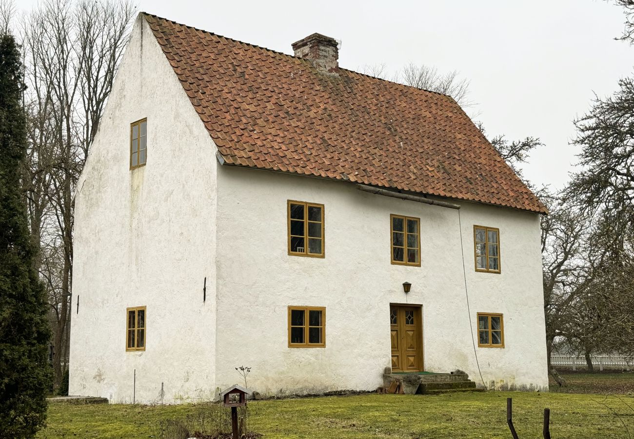 Stuga i Romakloster - Genuint Gotlandhus med stor trädgård i Roma | SE12026