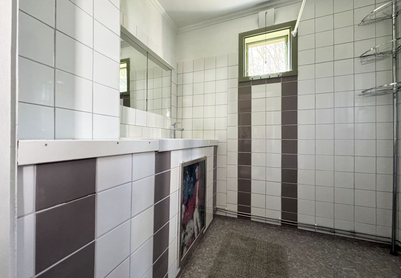 Stuga i Romakloster - Genuint Gotlandhus med stor trädgård i Roma | SE12026