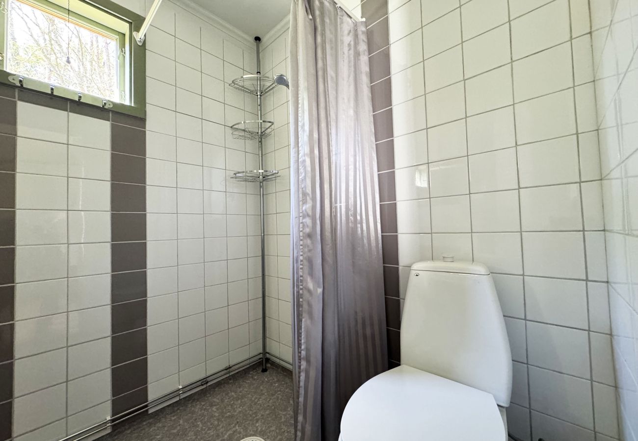 Stuga i Romakloster - Genuint Gotlandhus med stor trädgård i Roma | SE12026
