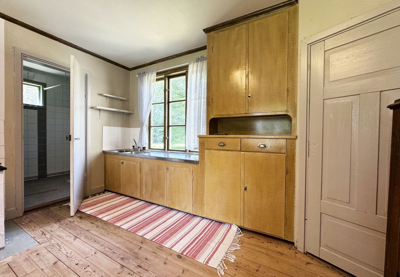 Stuga i Romakloster - Genuint Gotlandhus med stor trädgård i Roma | SE12026