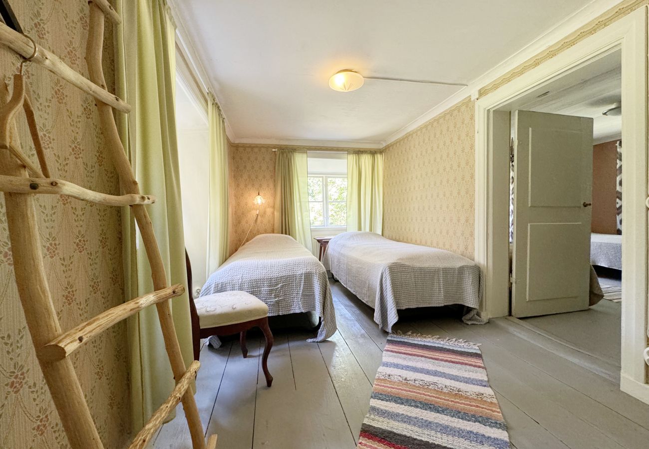 Stuga i Romakloster - Genuint Gotlandhus med stor trädgård i Roma | SE12026