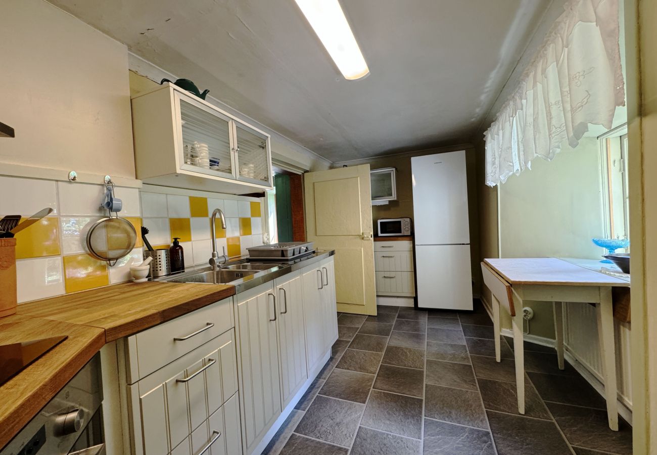 Stuga i Romakloster - Genuint Gotlandhus med stor trädgård i Roma | SE12026
