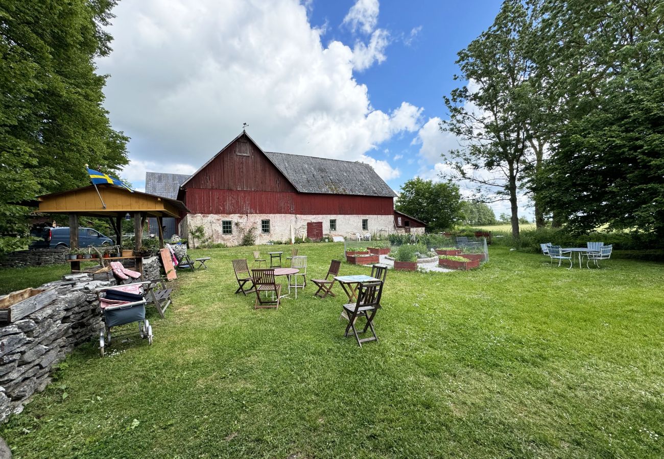 Stuga i Romakloster - Genuint Gotlandhus med stor trädgård i Roma | SE12026