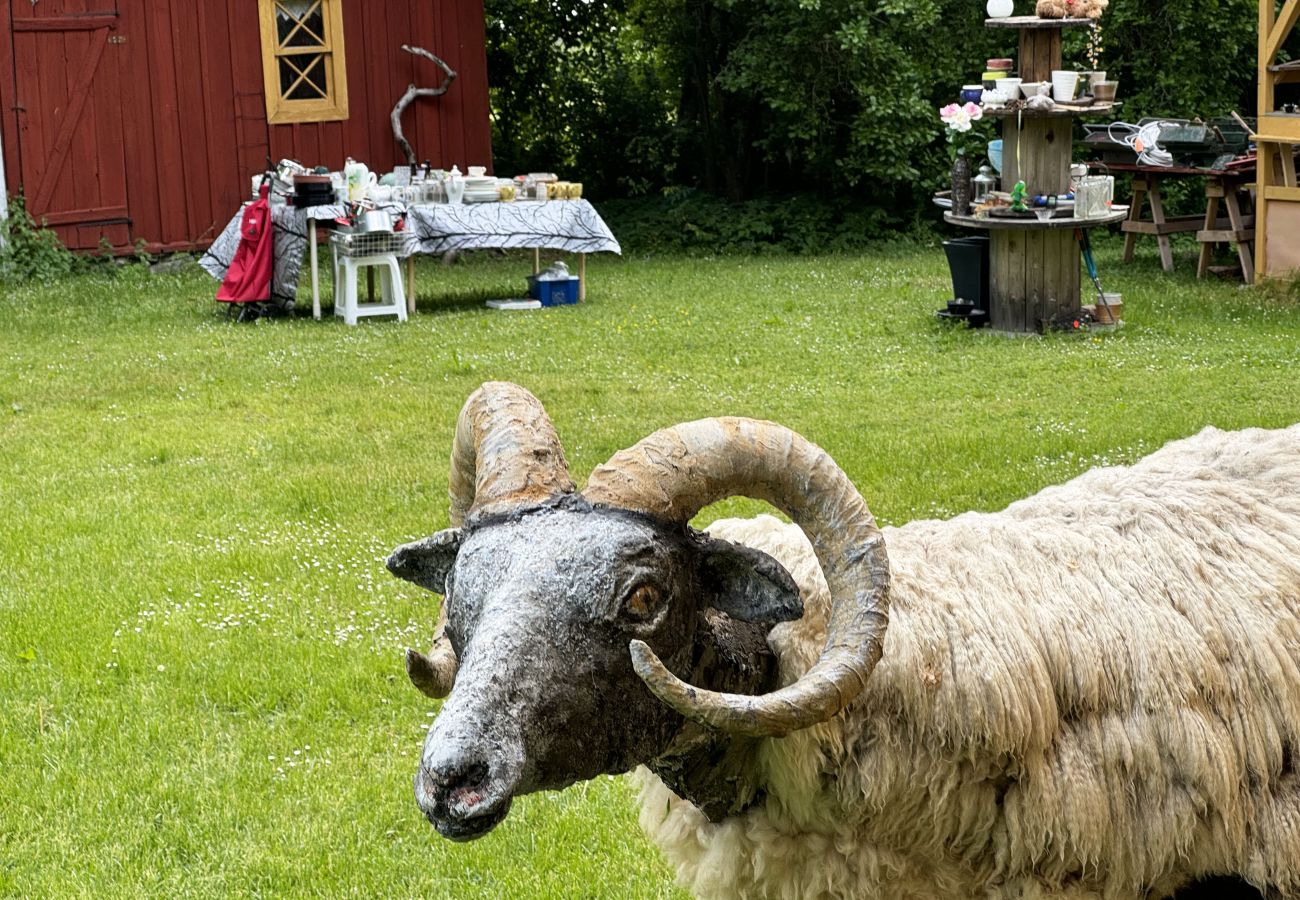 Stuga i Romakloster - Genuint Gotlandhus med stor trädgård i Roma | SE12026