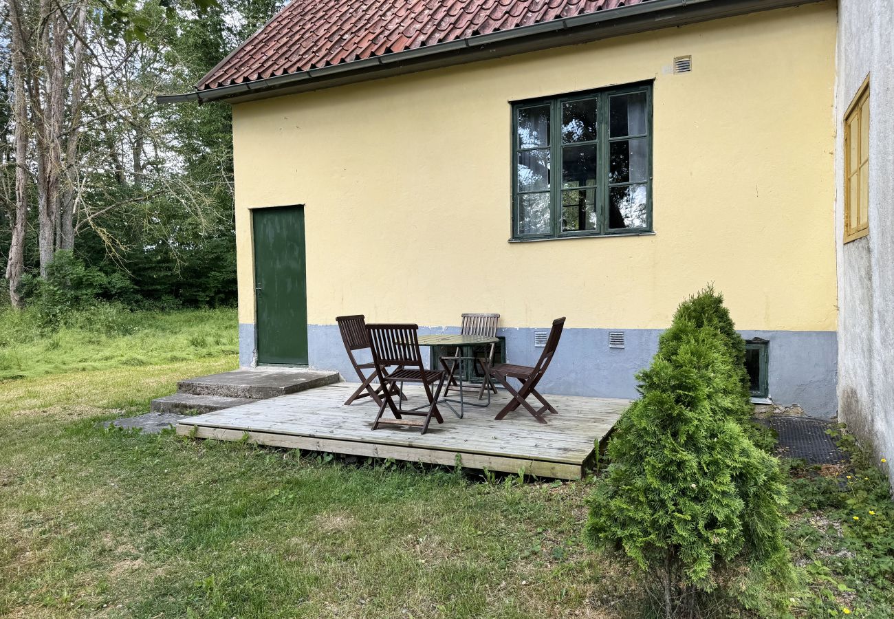 Stuga i Romakloster - Genuint Gotlandhus med stor trädgård i Roma | SE12026