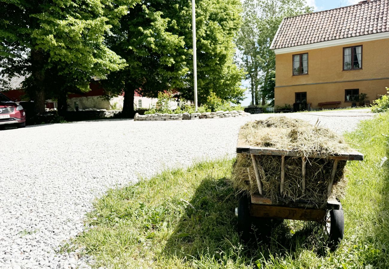 Stuga i Romakloster - Genuint Gotlandhus med stor trädgård i Roma | SE12026
