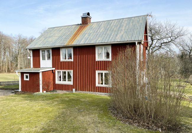 Stuga i Järnforsen - Röd stuga belägen med närhet till skog och mark utanför Virserum | SE05066