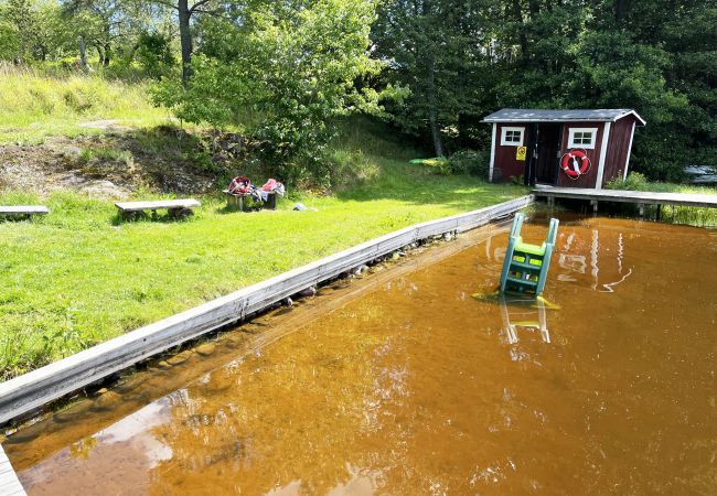 Stuga i Järnforsen - Röd stuga belägen med närhet till skog och mark utanför Virserum | SE05066 Stuga i Järnforsen - Röd stuga belägen med närhet till skog och mark utanför Virserum | SE05066