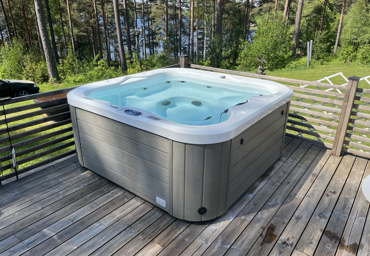 Stuga i Vena - Stor villa med SPA och sjöutsikt utanför Hultsfred | SE05067