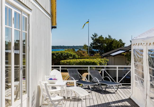 Stuga i Karlskrona - Fint hus med panoramautsikt över hav på vackra Hasslö utanför Karlskrona | SE05069