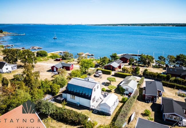 Stuga i Karlskrona - Fint hus med panoramautsikt över hav på vackra Hasslö utanför Karlskrona | SE05069
