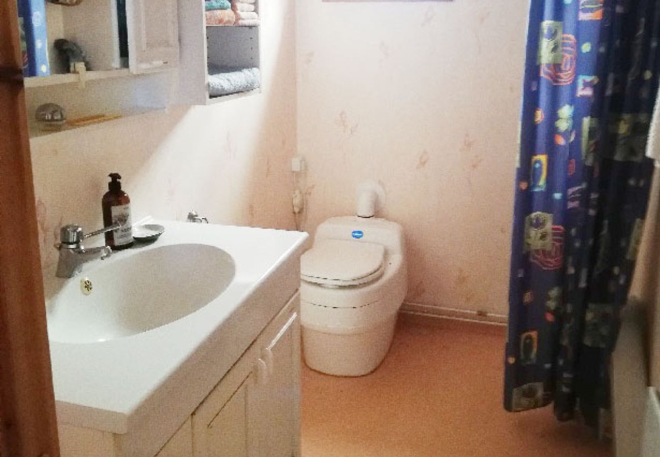 Stuga i Nyköping - Hus med sjötomt och egen brygga på Skansholmen utanför Nyköping | SE14018