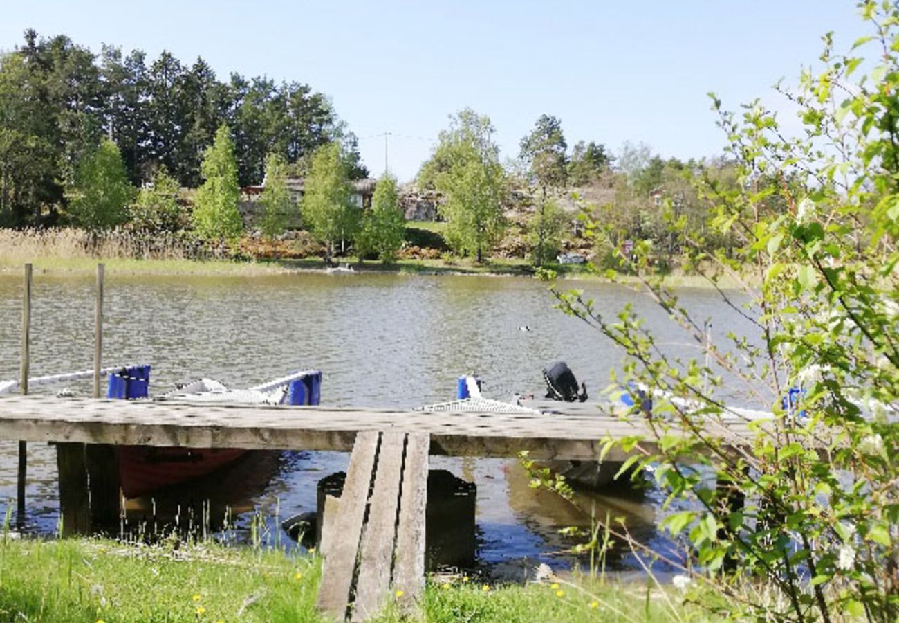 Stuga i Nyköping - Hus med sjötomt och egen brygga på Skansholmen utanför Nyköping | SE14018