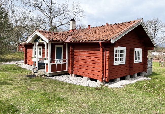 Stuga i Vassmolösa - Idyllisk tillflyktsort i charmig timmerstuga nära Kalmar | SE05081