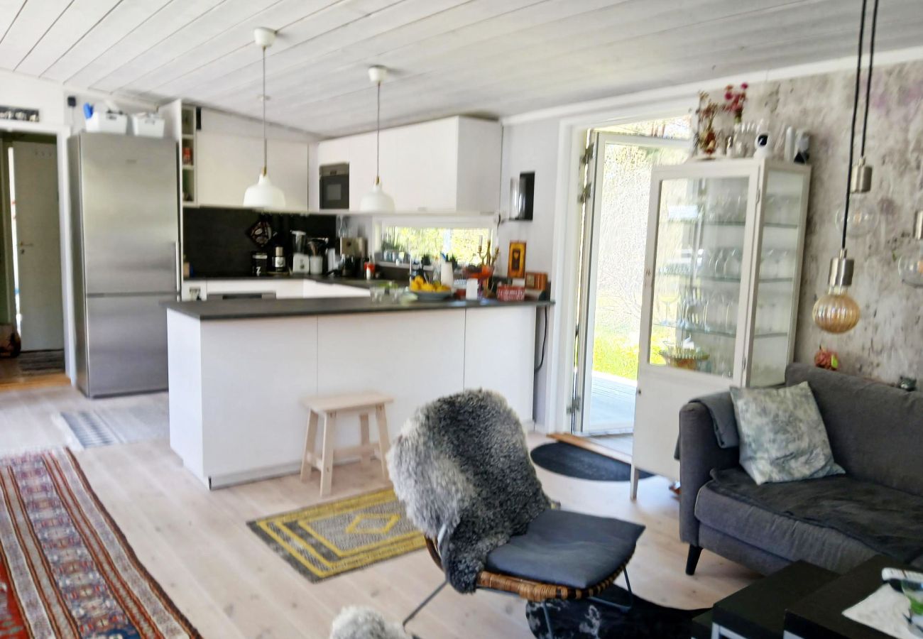 Stuga i Lärbro - Fin stuga i Lärbro, 150 m från en av Gotlands lugnaste stränder | SE12051