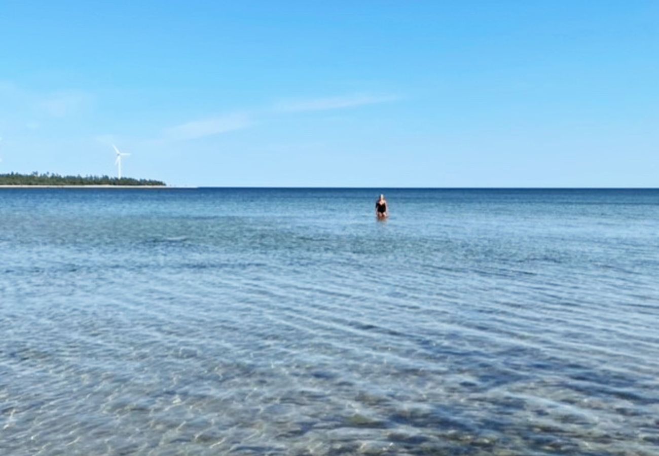 Stuga i Lärbro - Fin stuga i Lärbro, 150 m från en av Gotlands lugnaste stränder | SE12051