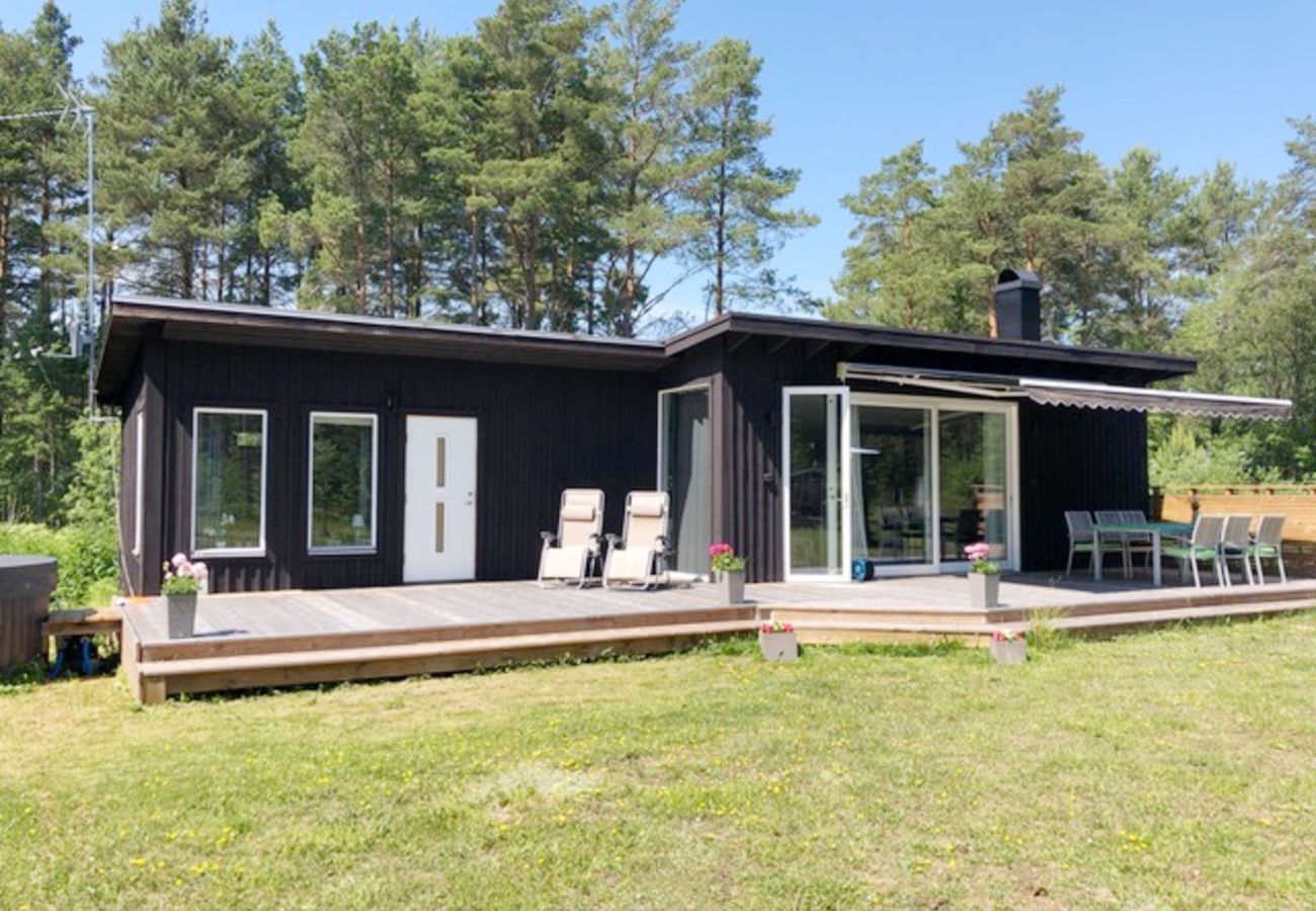 Stuga i Lärbro - Fin stuga i Lärbro, 150 m från en av Gotlands lugnaste stränder | SE12051