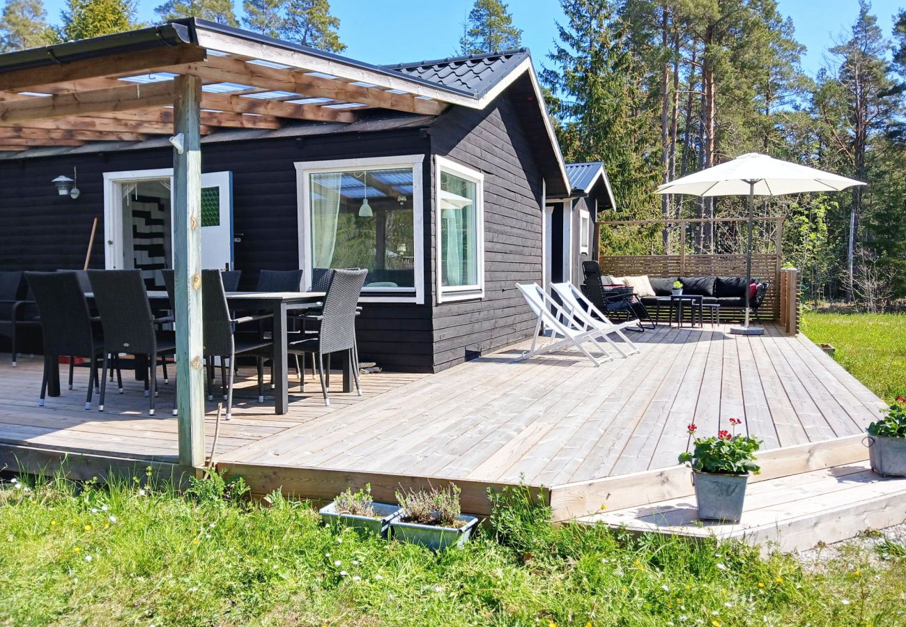 Stuga i Lärbro - Fin stuga i Lärbro, 150 m från en av Gotlands lugnaste stränder | SE12051