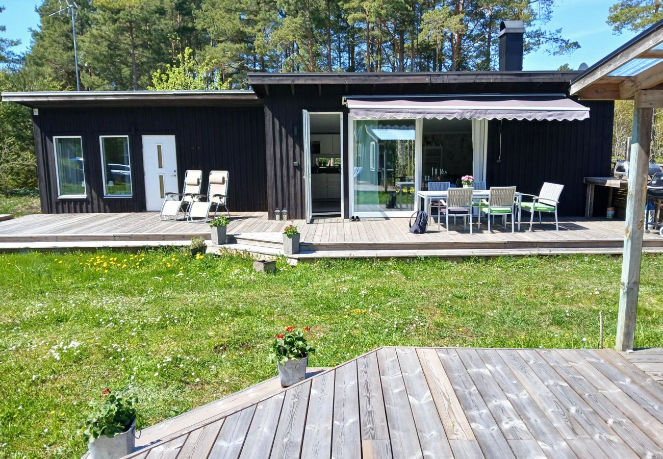 Stuga i Lärbro - Fin stuga i Lärbro, 150 m från en av Gotlands lugnaste stränder | SE12051