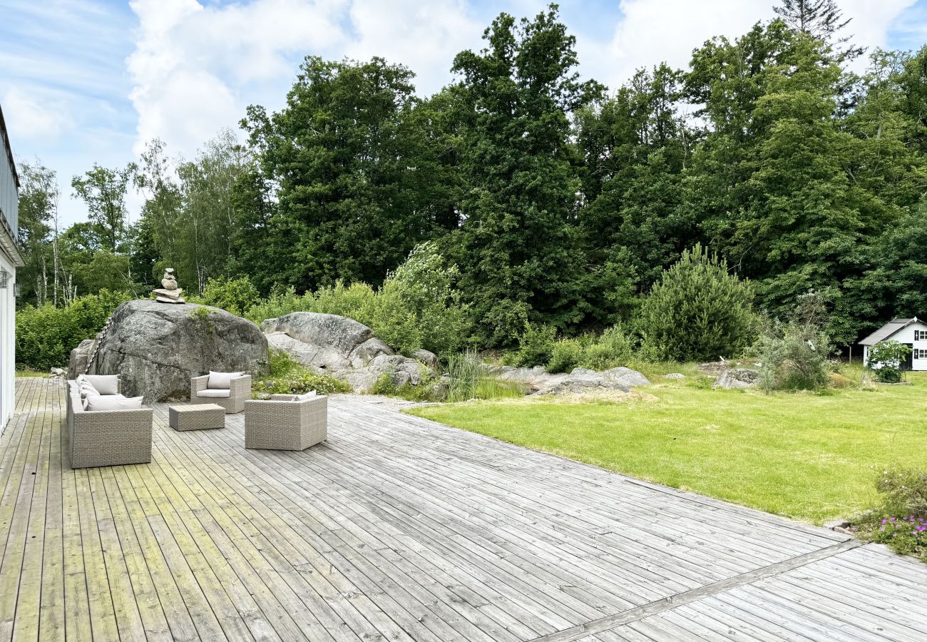 Stuga i Vallda - Vackert semesterhus med helt avskilt läge i natursköna Vallda | SE02095
