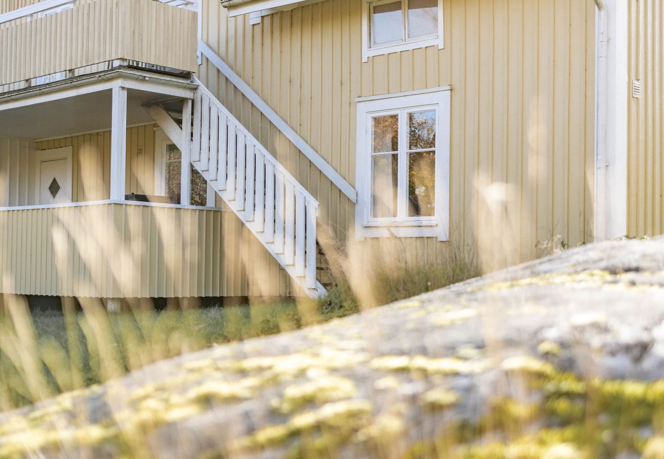 Stuga i Marieholmsbruk - Familjevänlig stuga vid Sjön i Småland – Perfekt för Stora Sällskap  SE06078
